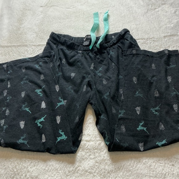 Comfortable Black and Green Geometric Pajama Bottoms - Picture 4 of 4